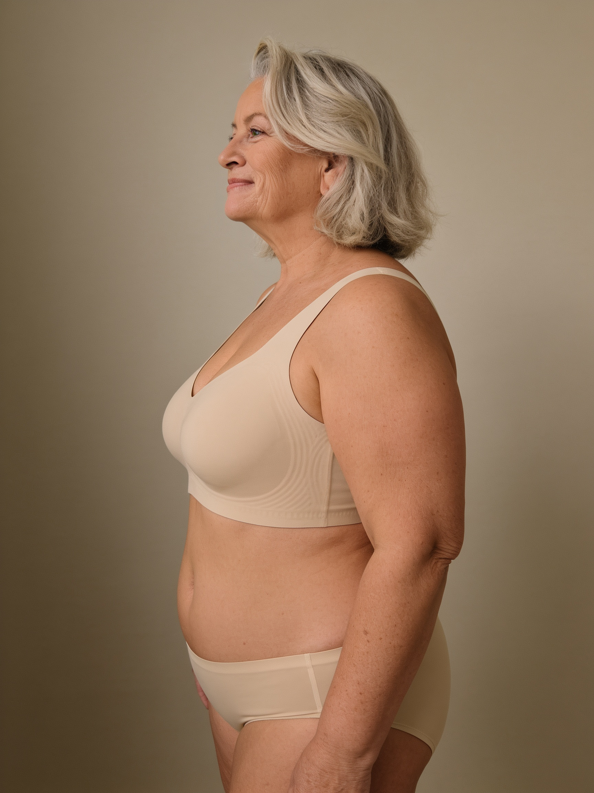 Femme de 60 ans de profil portant la brassière NuaGel nude Image